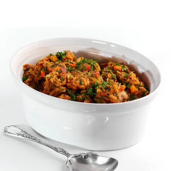Bacalao en salsa de tomate y aceite de oliva, aceituna, papa, alcaparra y zanahoria