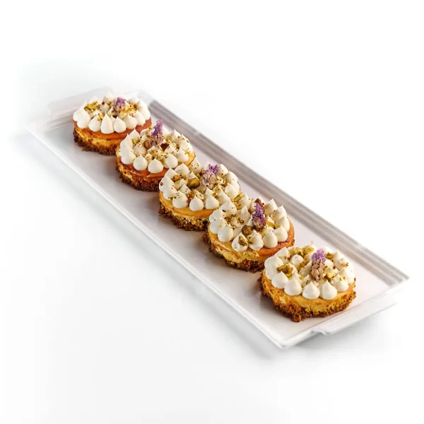 Cremoso pay de queso crema y de cabra, crust de galleta con pistache caramelizado.