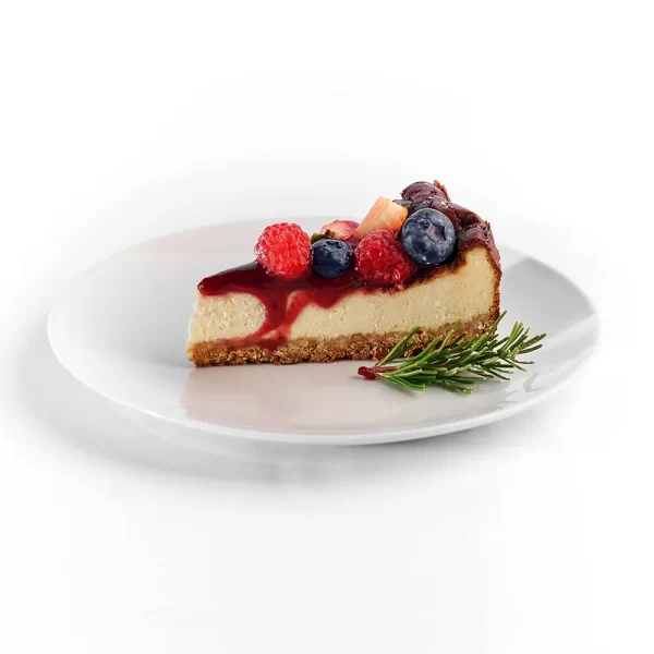 Tarta cremosa de queso quemado con salsa de zarzamora al vino tino.
