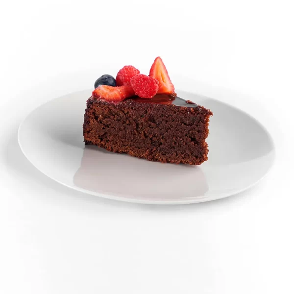 Pastel de chocolate intenso con harina de alemendra, ganche de chocolate con fresas, frambuesas y zarzamora.