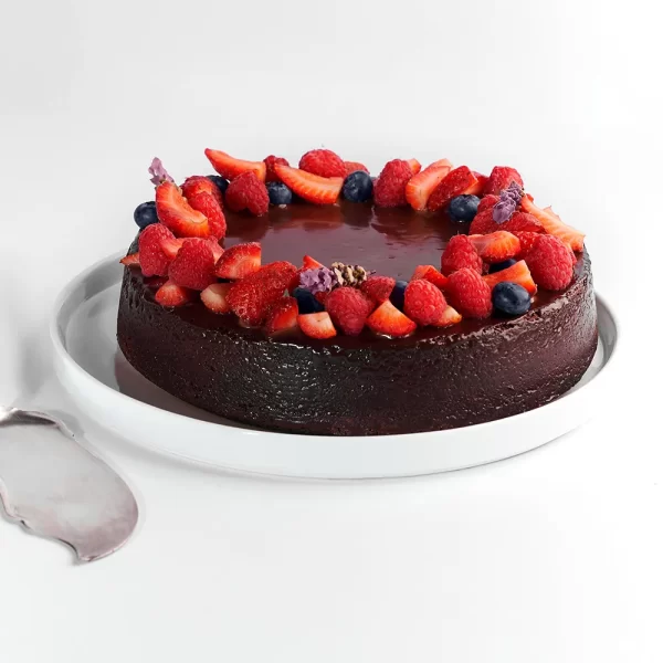 Pastel de chocolate intenso con harina de alemendra, ganche de chocolate con fresas, frambuesas y zarzamora.