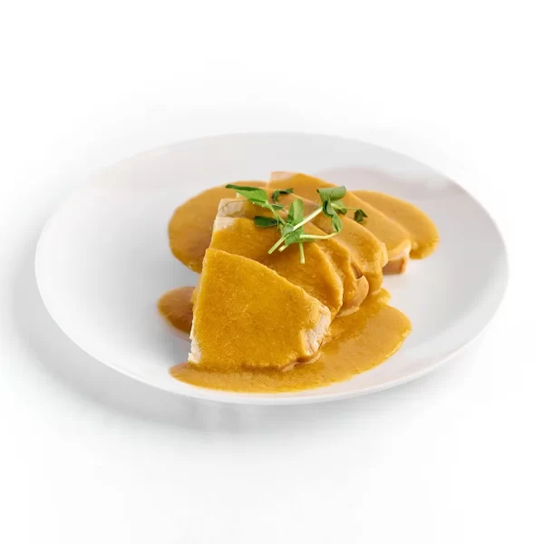 Pechuga de pavo rebanada en su gravy tradicional.