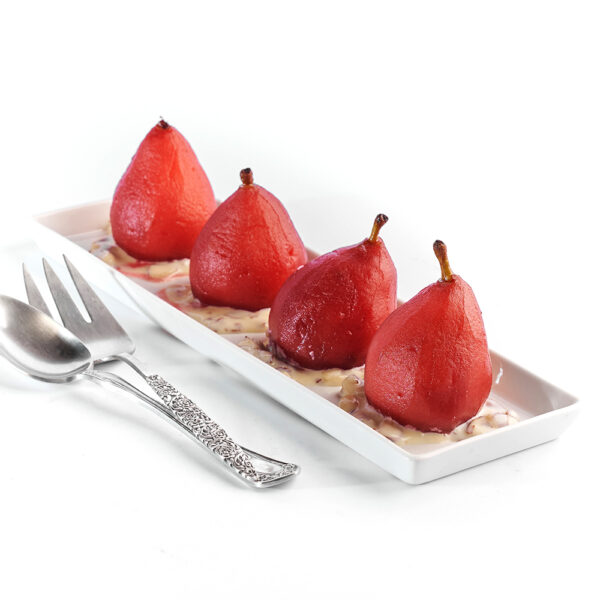 Pera pochada en vino tinto sobre salsa de almendra.