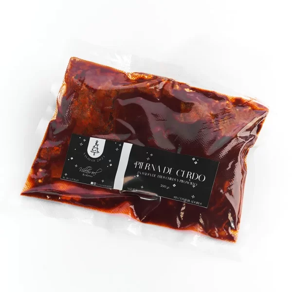 Pierna de cerdo en salsa de tres chiles y piloncillo,